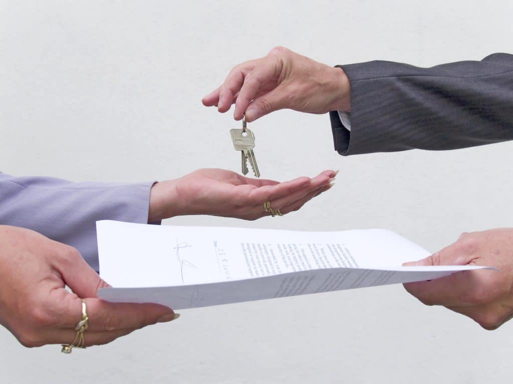 Remise des clés lors de la signature d'une transaction immobilière